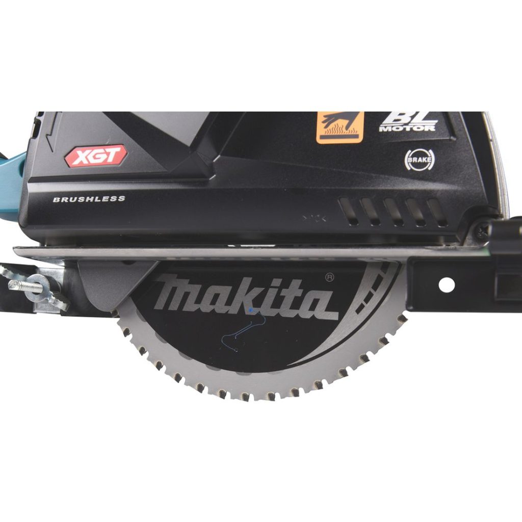 MAKITA Metallipyörösaha XGT. Lähikuvassa metallipyörösahaan kiinnitetty pyörösahanterä.