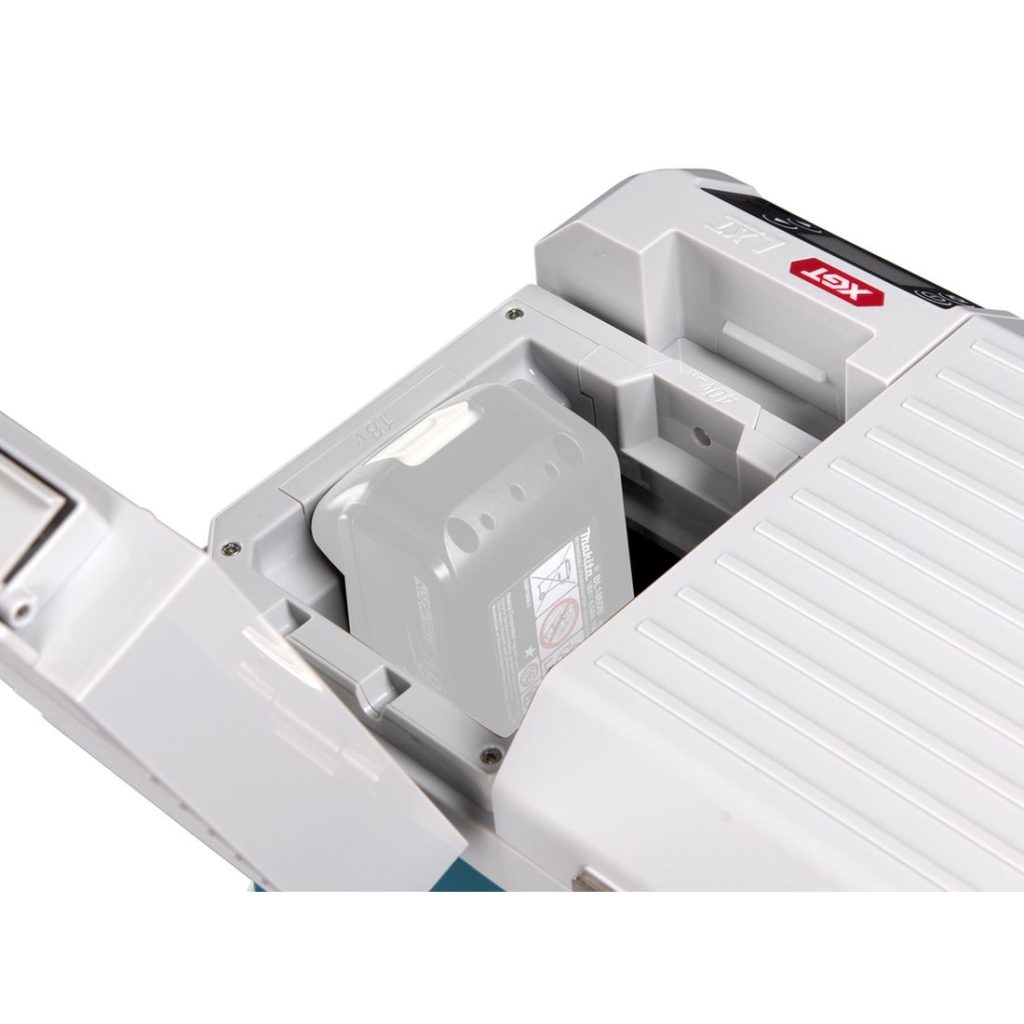 MAKITA Kylmä-/lämpölaukku XGT/LXT 12V. Havainnekuvassa kylmä-/lämpölaukkuun 18V akku liitettynä