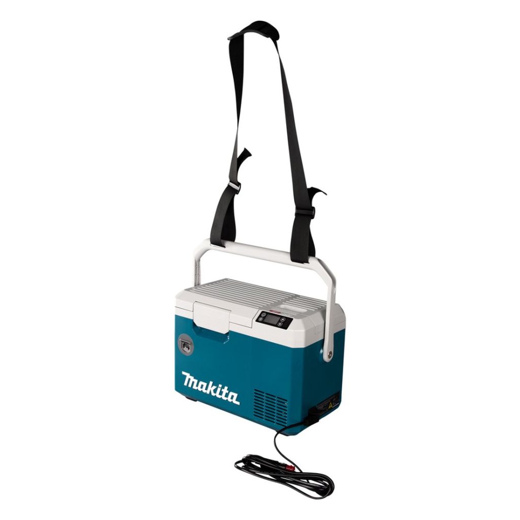 MAKITA Kylmä-/lämpölaukku XGT/LXT 12V. Kuvassa kylmä-/lämpölaukku oikealta etuyläviistosta kantohihna kiinnitettynä kylmä-/lämpölaukkuun.