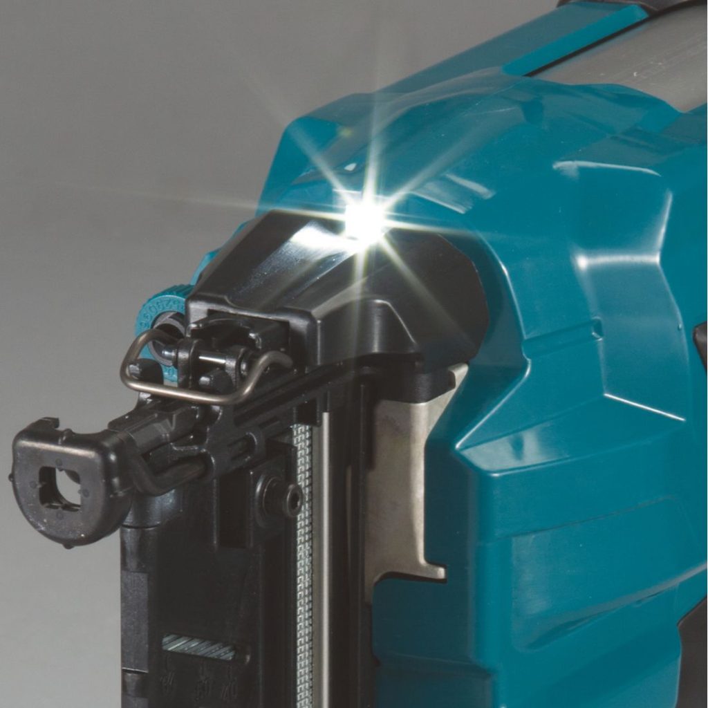 MAKITA Viimeistelynaulain LXT. Lähikuvassa naulaimen LED-valo.