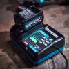 MAKITA Latauslaite DC40RA XGT. Kuvassa Latauslaite DC40RA XGT oikealta etuyläviistosta akku kiinnitettynä laturiin.