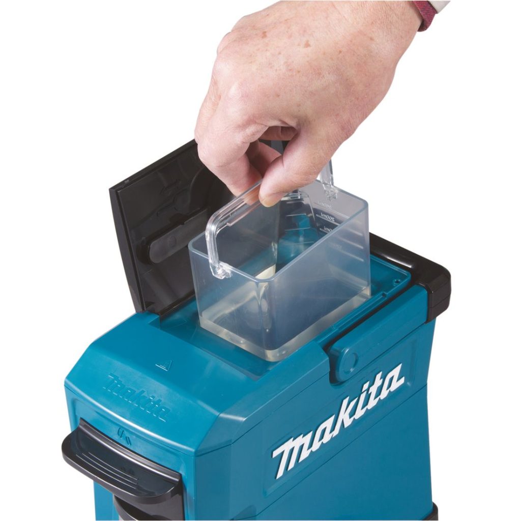 MAKITA Kahvinkeitin CXT / LXT. Kuvassa henkilö nostamassa 240 ml vesisäiliötä kahvinkeittimestä.