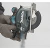 MAKITA Metallipyörösaha LXT. Kuvassa henkilö tyhjentämässä lastunkeräyssäiliötä.