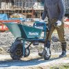 MAKITA Kottikärry LXT. Kuvassa henkilö työntämässä kottikärryä työmaalla.