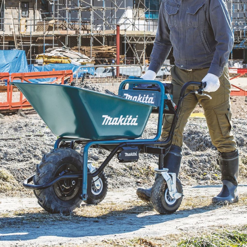 MAKITA Kottikärry LXT. Kuvassa henkilö työntämässä kottikärryä työmaalla.