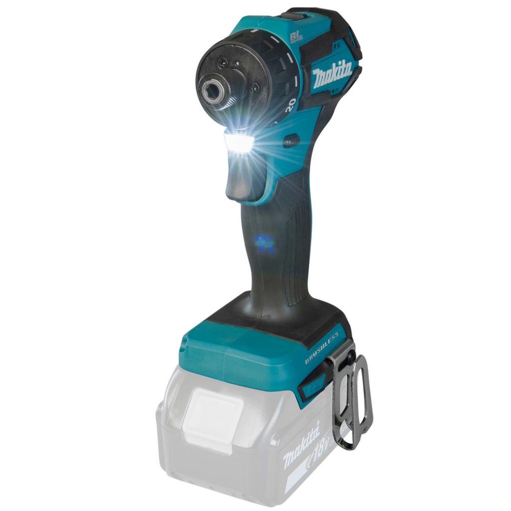 MAKITA Porakone LXT. Kuvassa Porakone LXT oikealta etuyläviistosta LED-valo päällä.
