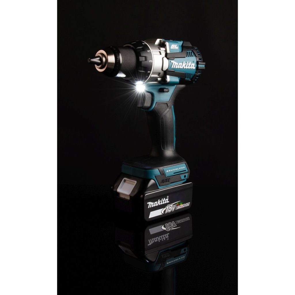 MAKITA Porakone LXT. Kuvassa Porakone LXT oikealta etuviistosta mustaa taustaa vasten LED-valo päällä.