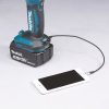 MAKITA LED-valaisin LXT. Lähikuvassa LED-valaisin LXT yhdistettynä matkapuhelimeen USB-kaapelin avulla.