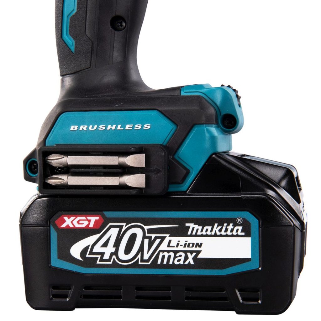 MAKITA Porakone XGT. Lähikuvassa Porakone XGT:n 40V max akku kiinnitettynä porakoneeseen.