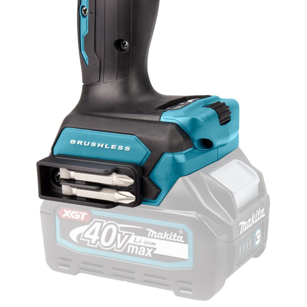 MAKITA Porakone XGT. Havainnekuvassa Porakone XGT:n 40V max akku kiinnitettynä porakoneeseen.