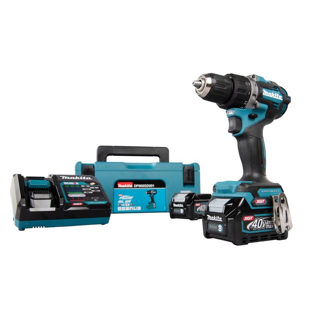 MAKITA Porakone XGT. Kuvassa Porakone XGT, salkku, latauslaite ja kaksi akkua.
