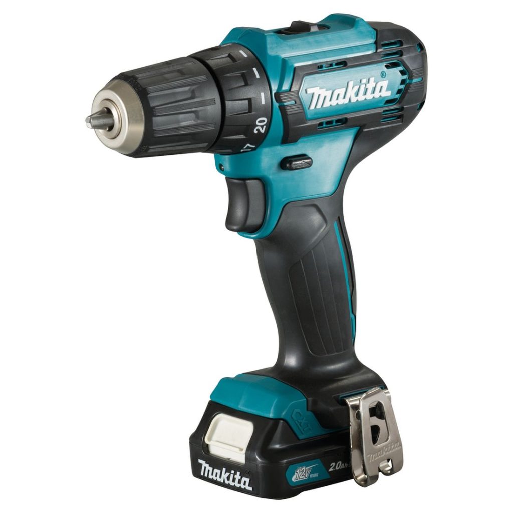 MAKITA Porakone CXT. Kuvassa Porakone CXT oikealta etuviistosta.