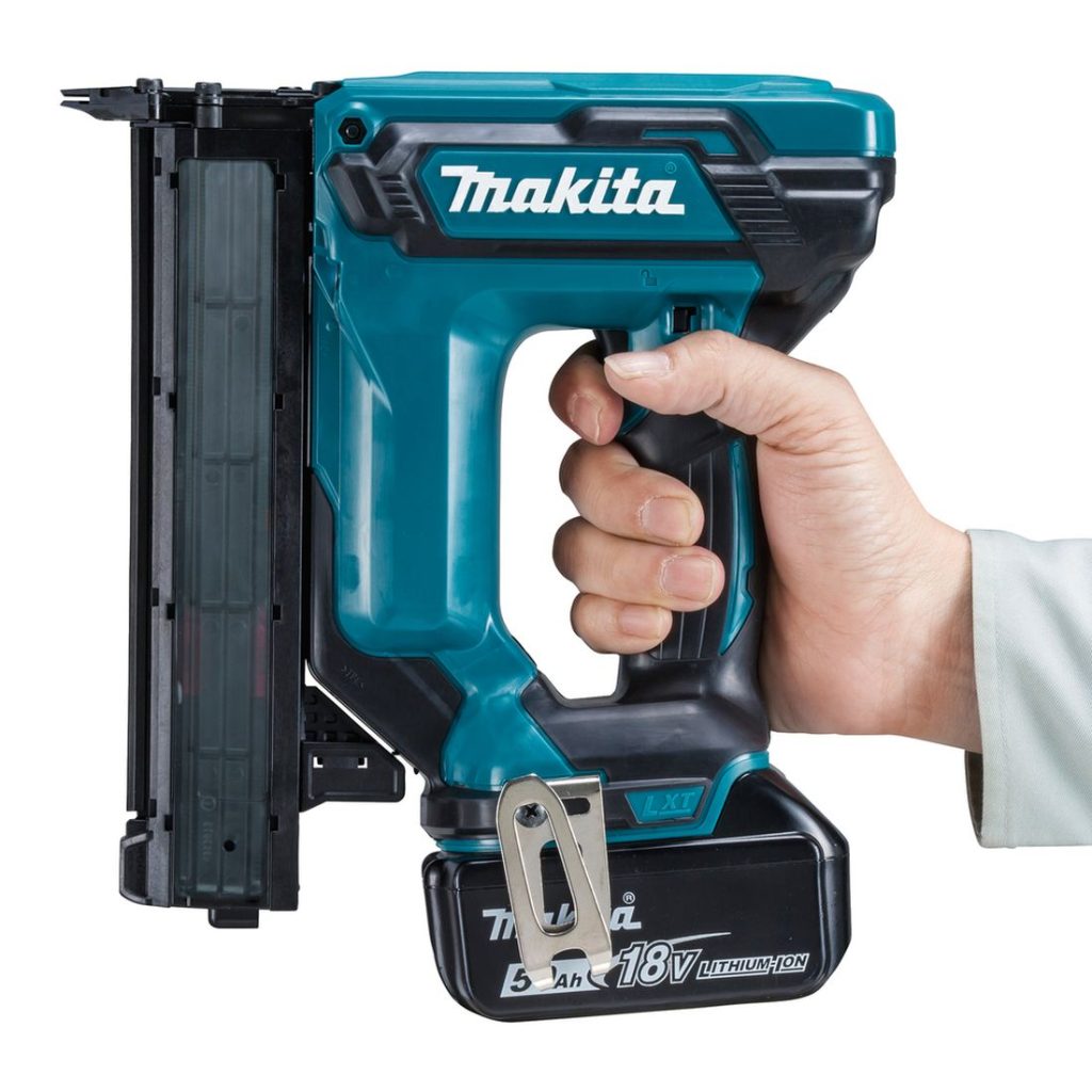 MAKITA Viimeistelynaulain LXT. Kuvassa henkilö pitämässä viimeistelynaulainta kädessään pystyasennossa.