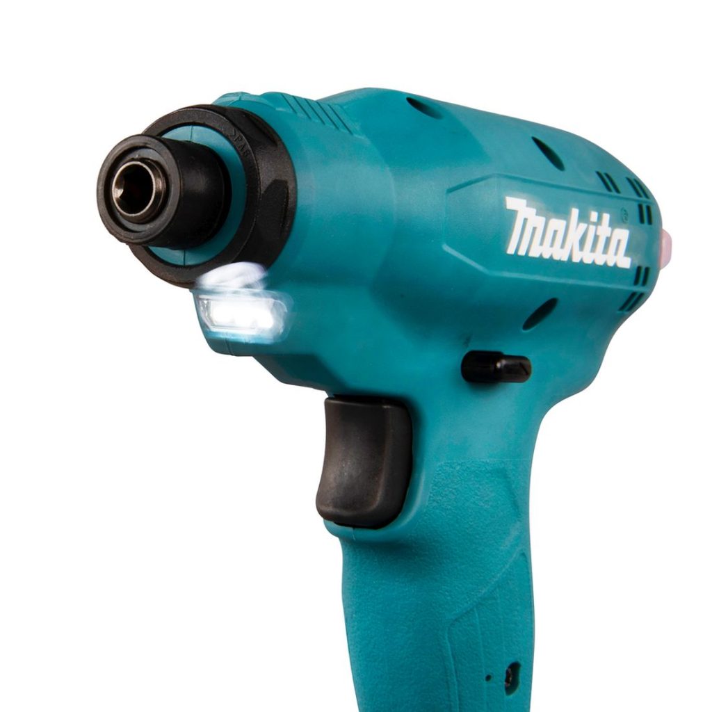 MAKITA Tarkkuusväännin LXT. Lähikuvassa Tarkkuusväännin LXT oikealta etuviistosta LED-valo päällä.