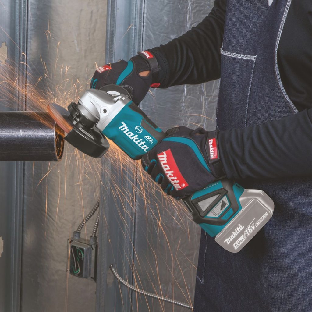 MAKITA Kulmahiomakone LXT. Kuvassa henkilö hiomassa teräsputkea kulmahiomakone LXT:n avulla.