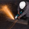 MAKITA Kulmahiomakone LXT. Kuvassa henkilö hiomassa teräs I-palkkia kulmahiomakone LXT:n avulla.