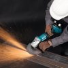 MAKITA Kulmahiomakone LXT. Kuvassa henkilö hiomassa teräs I-palkkia kulmahiomakone LXT:n avulla.