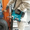 MAKITA Rasvapuristin LXT. Kuvassa henkilö rasvaamassa trukin nostopuomia Rasvapuristin LXT:n avulla.