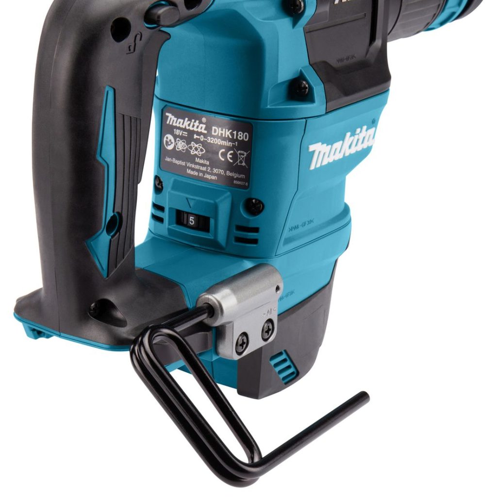 MAKITA Piikkausvasara LXT. Lähikuvassa Piikkausvasara LXT:n ripustuskoukku.
