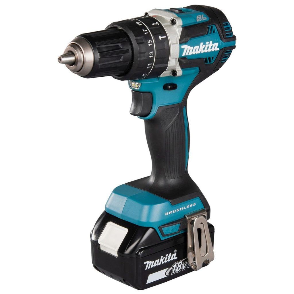 MAKITA Iskuporakone LXT. Kuvassa Iskuporakone LXT oikealta etuyläviistosta.