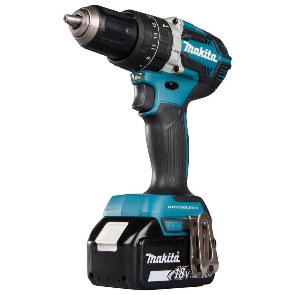 MAKITA Iskuporakone LXT. Kuvassa Iskuporakone LXT oikealta etuviistosta.