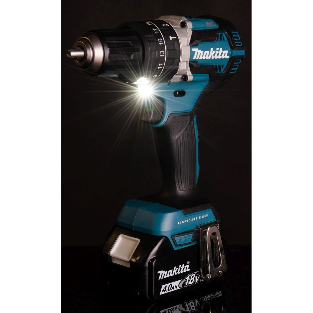 MAKITA Iskuporakone LXT. Kuvassa Iskuporakone LXT oikealta etuviistosta LED-valo päällä.
