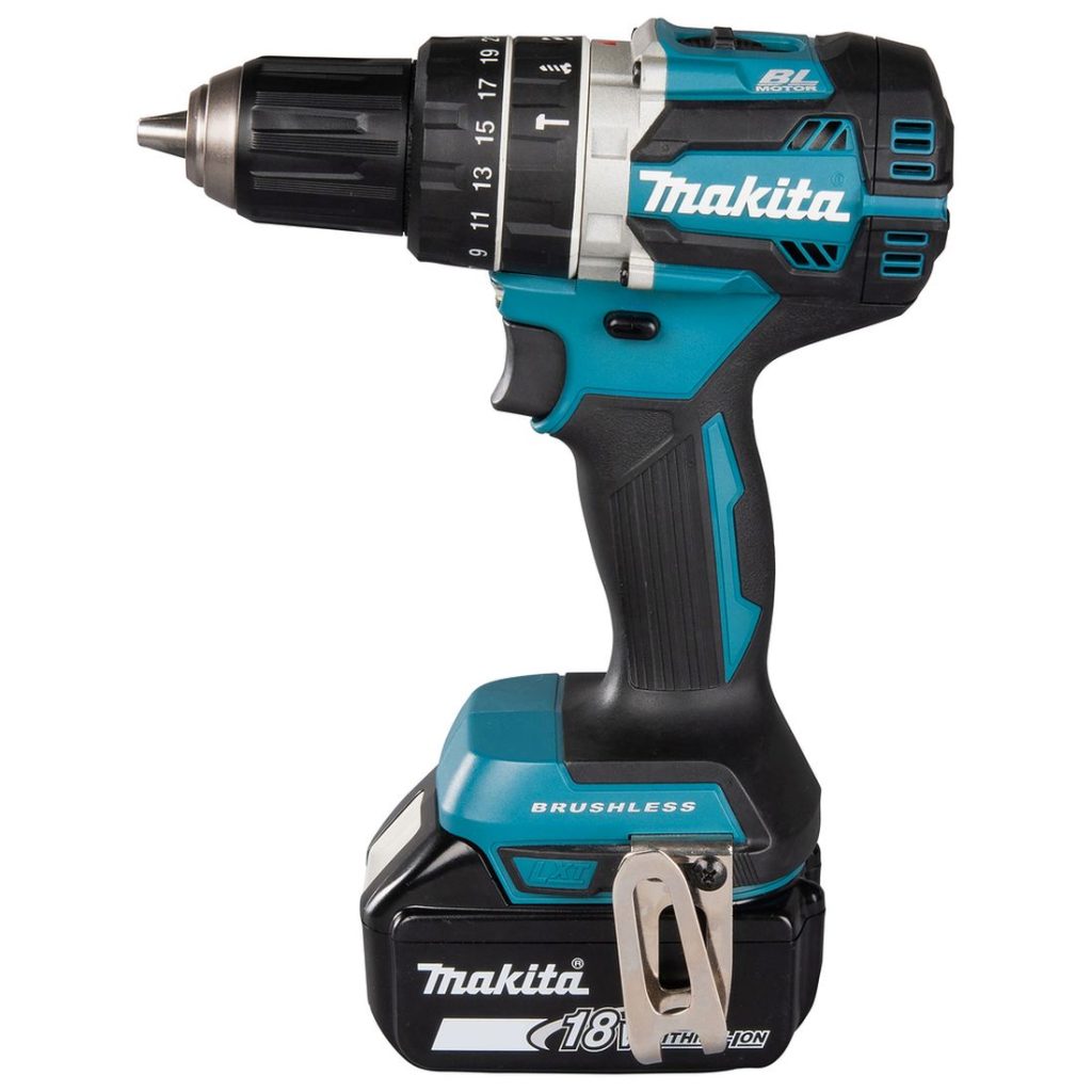 MAKITA Iskuporakone LXT. Kuvassa Iskuporakone LXT vasemmalta sivustapäin.