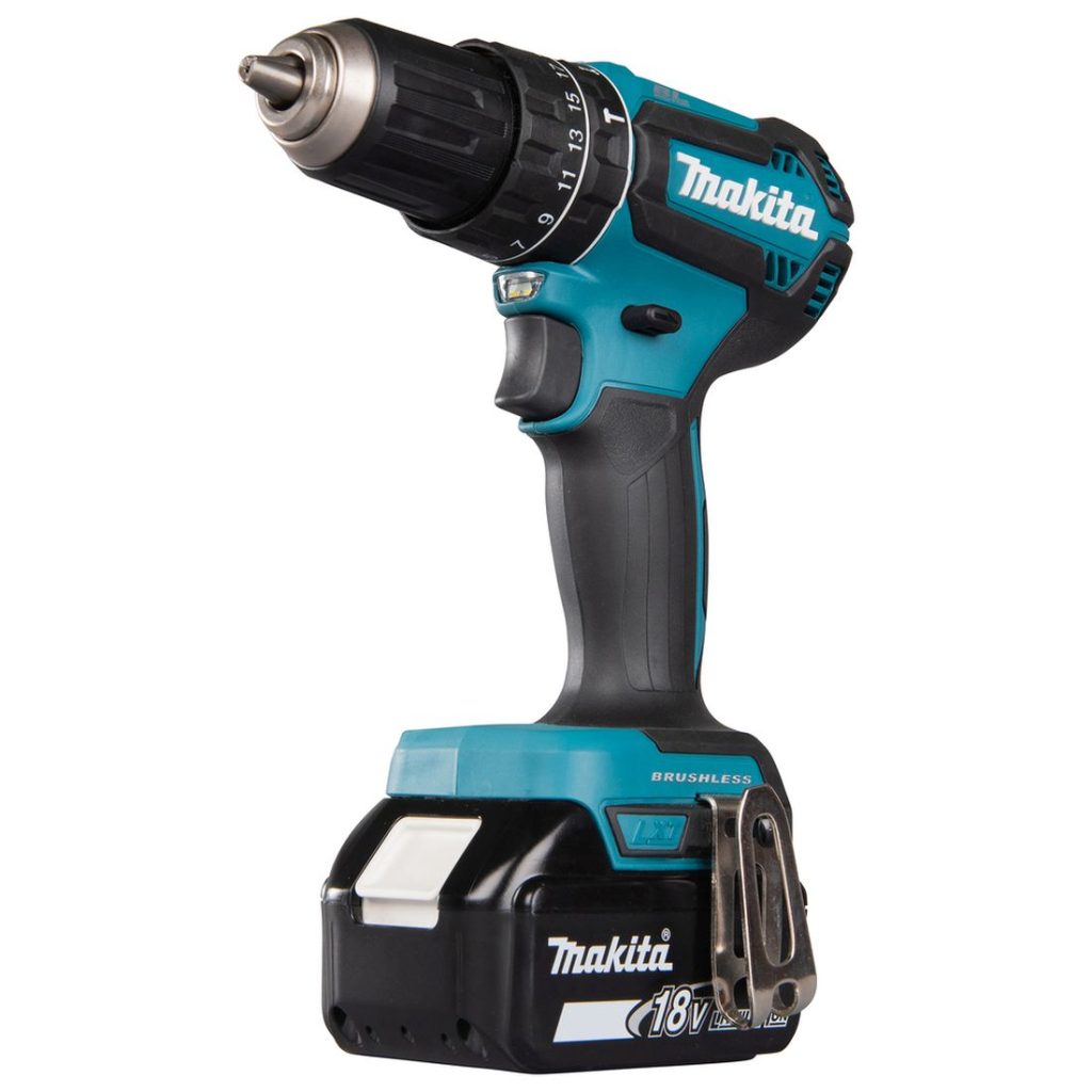 MAKITA Iskuporakone LXT. Kuvassa Iskuporakone LXT oikealta etuviistosta.