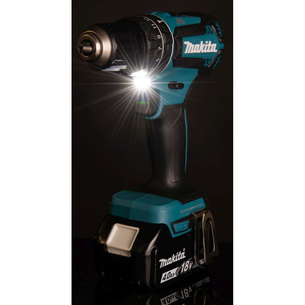 MAKITA Iskuporakone LXT. Kuvassa Iskuporakone LXT oikealta etuviistosta LED-valo päällä.