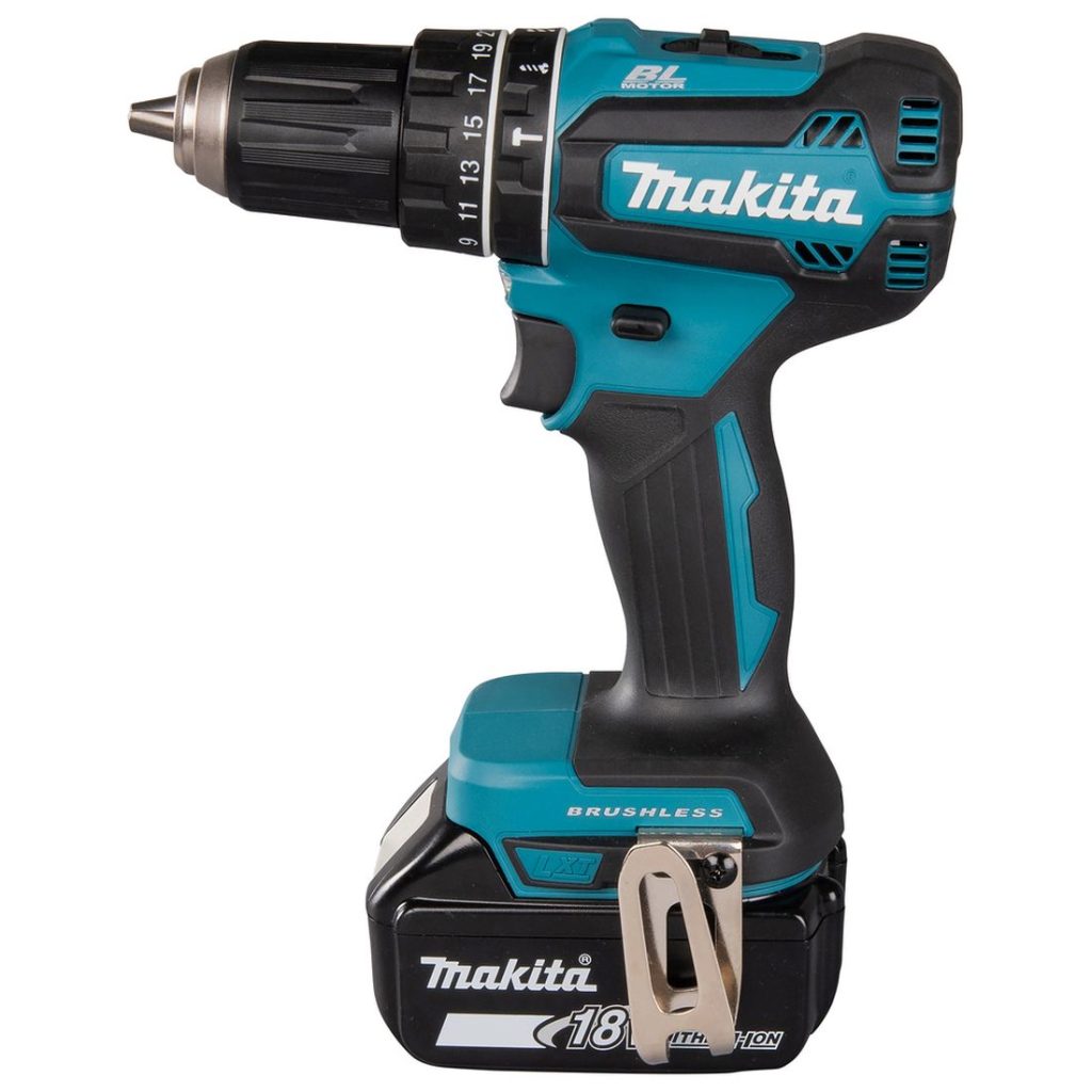 MAKITA Iskuporakone LXT. Kuvassa Iskuporakone LXT vasemmalta sivustapäin.