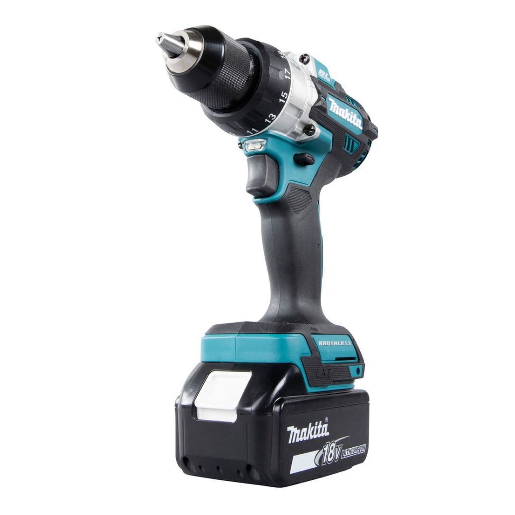MAKITA Iskuporakone LXT. Kuvassa Iskuporakone LXT oikealta etuviistosta.