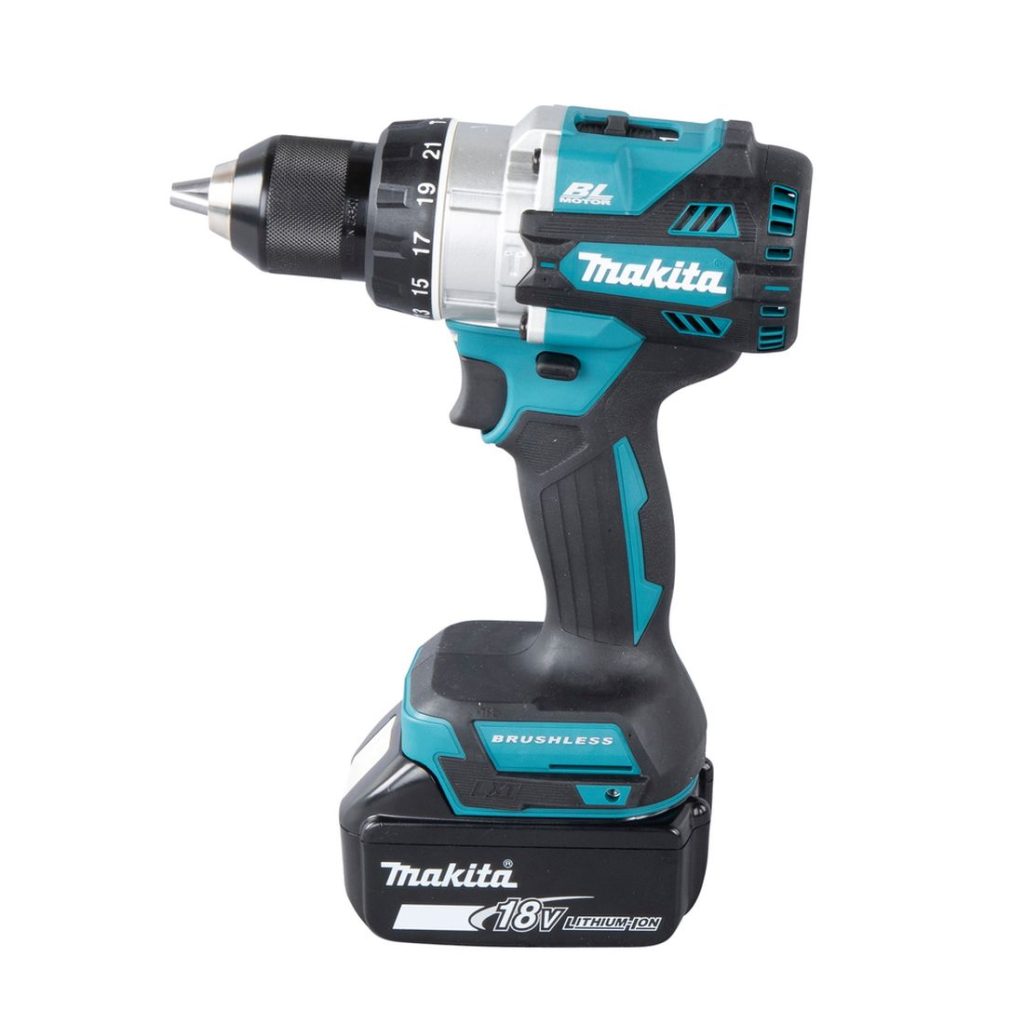 MAKITA Iskuporakone LXT. Kuvassa Iskuporakone LXT vasemmalta sivustapäin.
