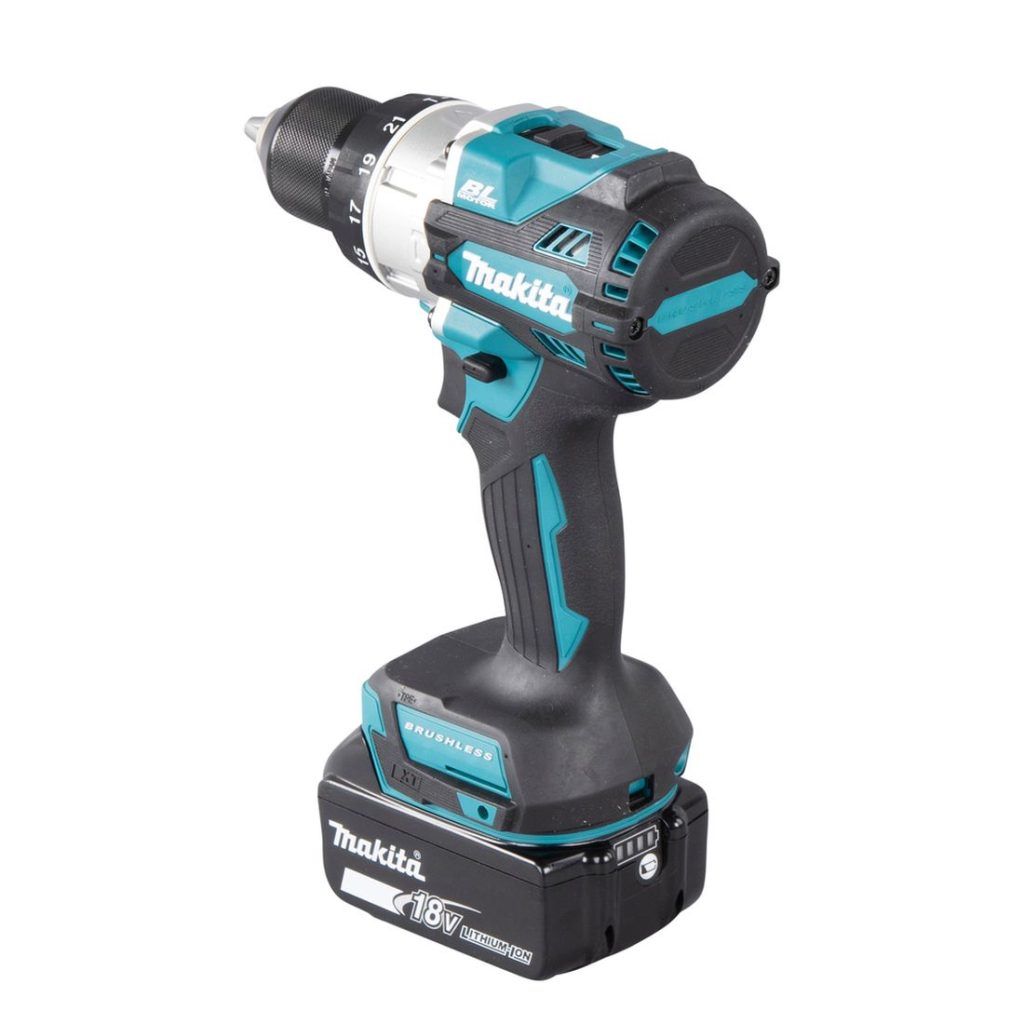 MAKITA Iskuporakone LXT. Kuvassa Iskuporakone LXT vasemmalta takayläviistosta.
