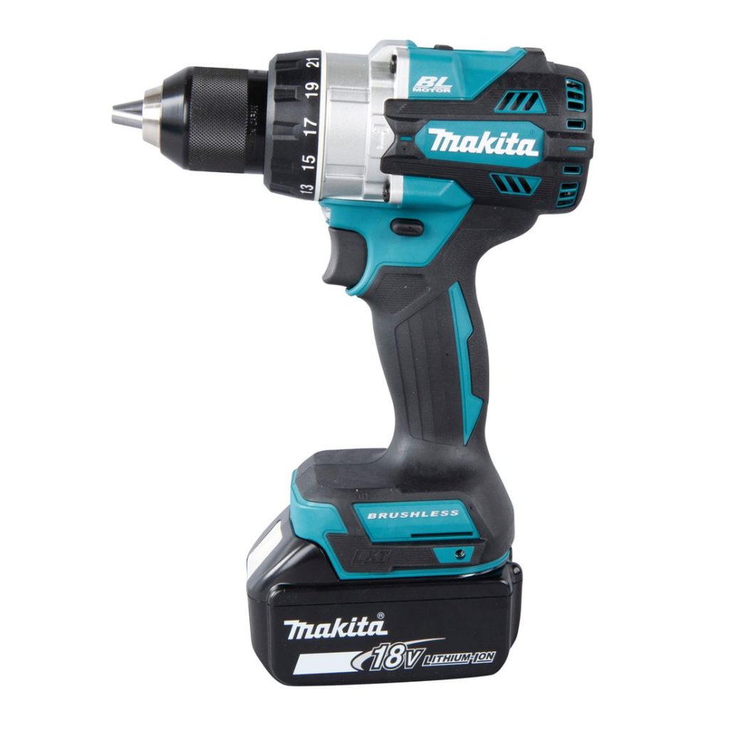 MAKITA Iskuporakone LXT. Kuvassa Iskuporakone LXT vasemmalta sivustapäin.
