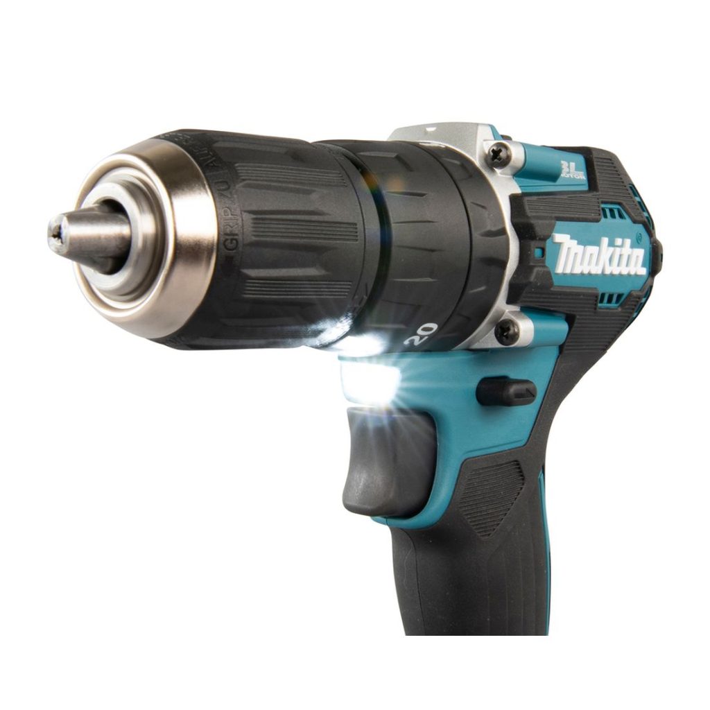 MAKITA Iskuporakone LXT. Lähikuvassa Iskuporakone LXT:n LED-valo oikealta etuviistosta.