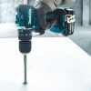 MAKITA Iskuporakone LXT. Kuvassa henkilö poraamassa reikää betoniin Iskuporakone LXT:n avulla.