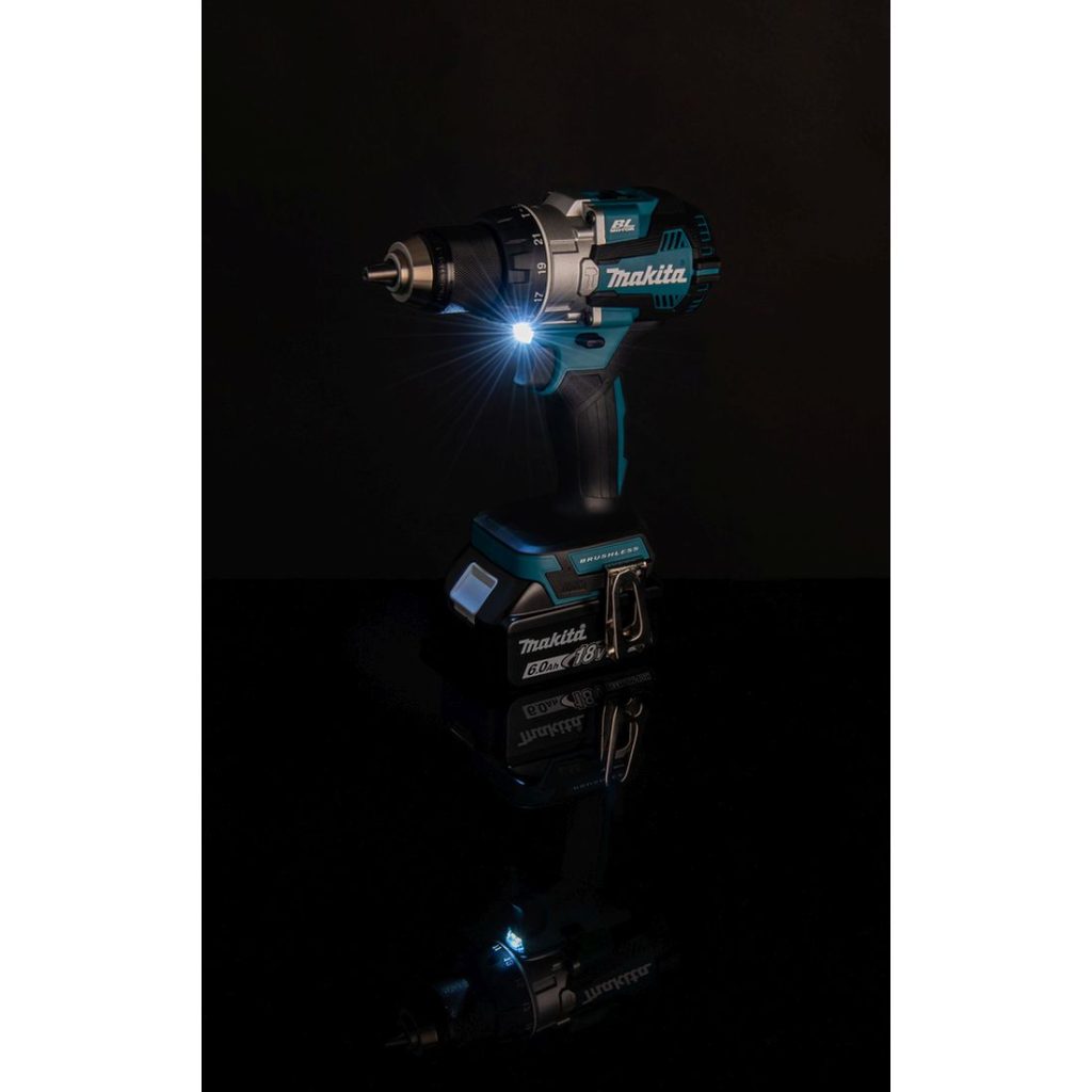 MAKITA Iskuporakone LXT. Kuvassa iskiporakone LXT oikealta etuviistosta LED-valo päällä.