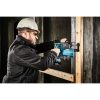 MAKITA Poravasara LXT. Kuvassa henkilö poraamassa reikää laudan läpi betoniseinään Poravasara LXT:n avulla.