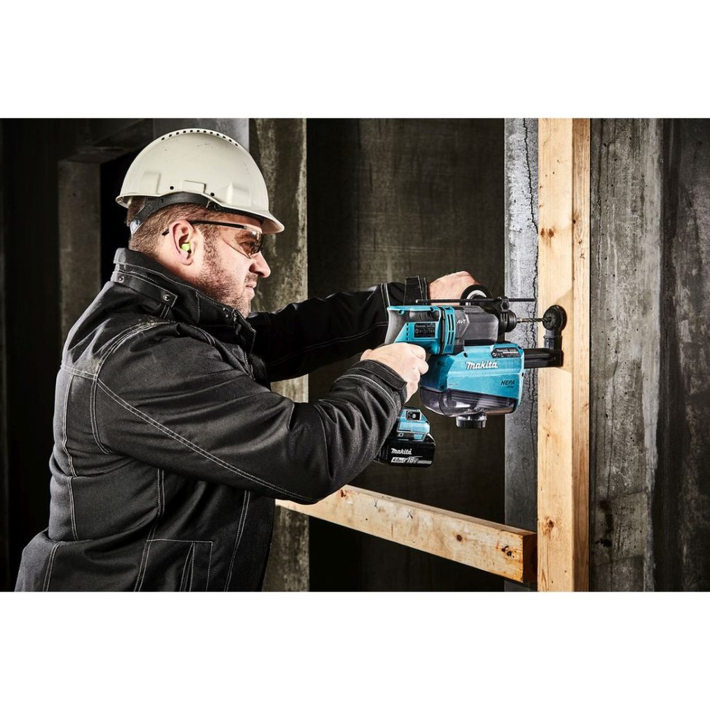 MAKITA Poravasara LXT. Kuvassa henkilö poraamassa reikää laudan läpi betoniseinään Poravasara LXT:n avulla.
