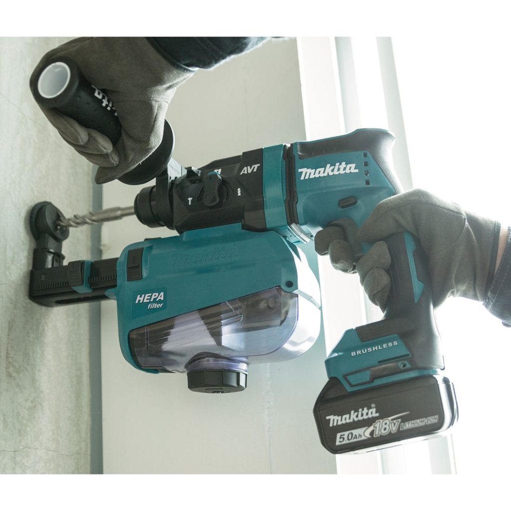 MAKITA Poravasara LXT. Kuvassa henkilö poraamassa reikää betoniseinään Poravasara LXT:n avulla.