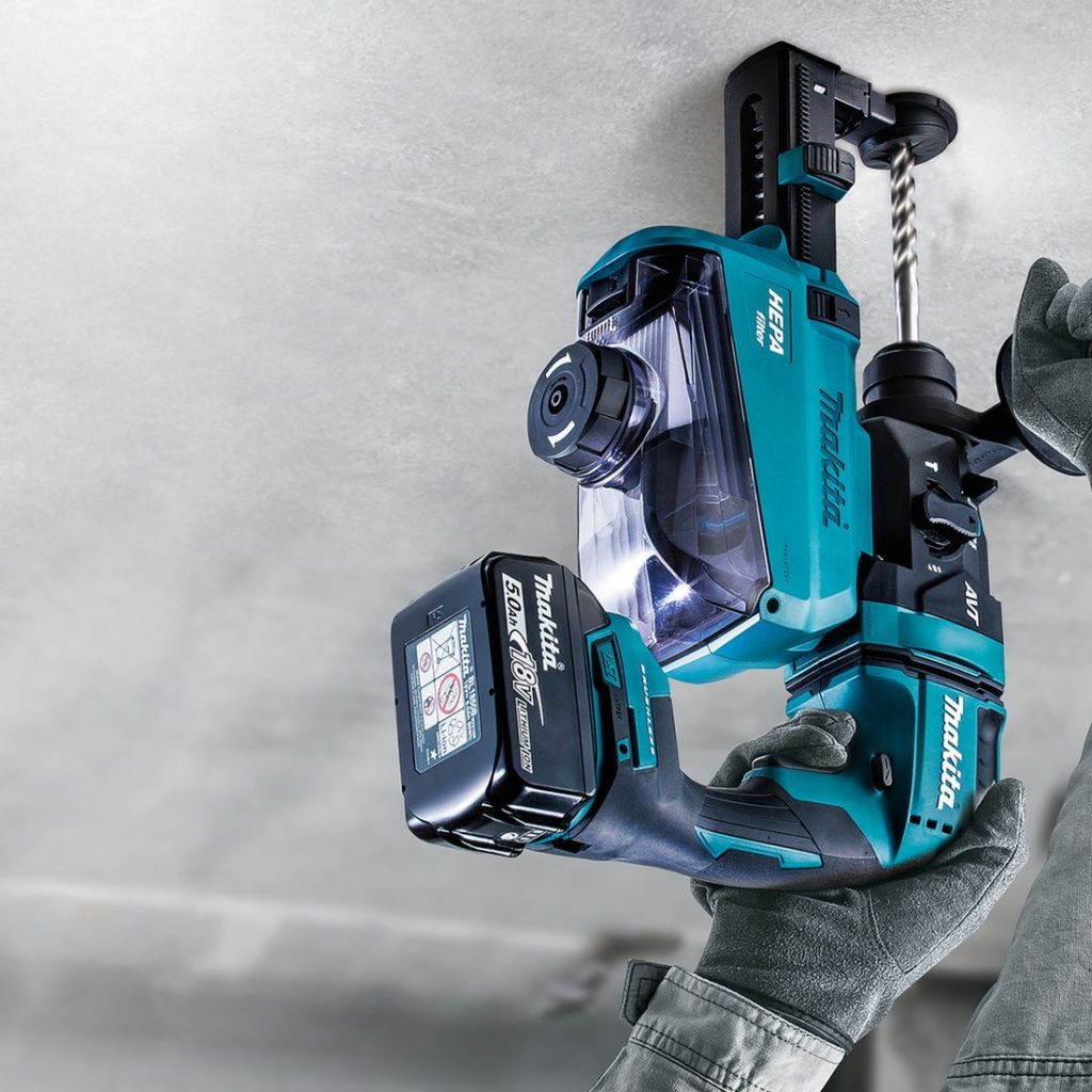 MAKITA Poravasara LXT. Kuvassa henkilö poraamassa reikää betonikattoon Poravasara LXT:n avulla.