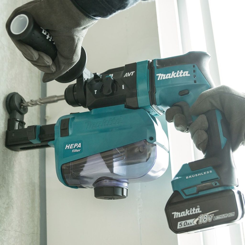 MAKITA Poravasara LXT. Kuvassa henkilö poraamassa reikää betoniseinään Poravasara LXT:n avulla.