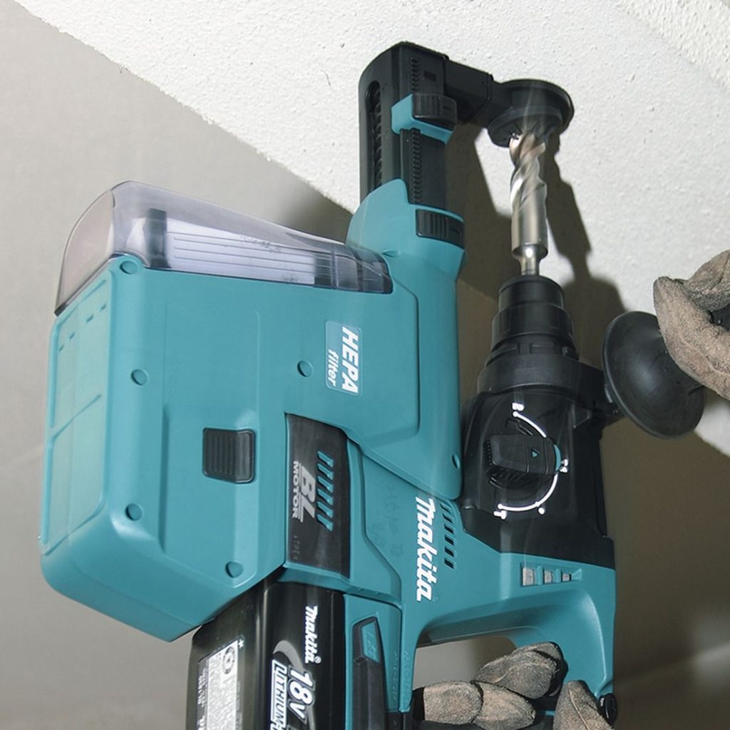 MAKITA Poravasara LXT. Kuvassa henkilö poraamassa reikää betonikattoon Poravasara LXT:n avulla.