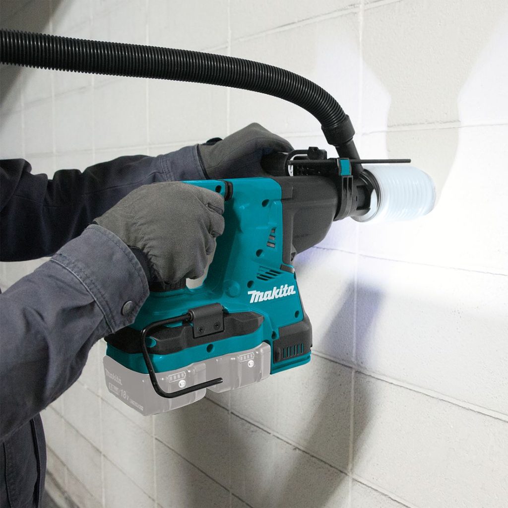 MAKITA Poravasara LXT. Kuvassa henkilö poraamassa tiiliseinään reikää Poravasara LXT:n avulla.