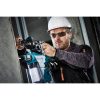 MAKITA Poravasara LXT. Kuvassa henkilö poraamassa betoniseinään reikää Poravasara LXT:n avulla.