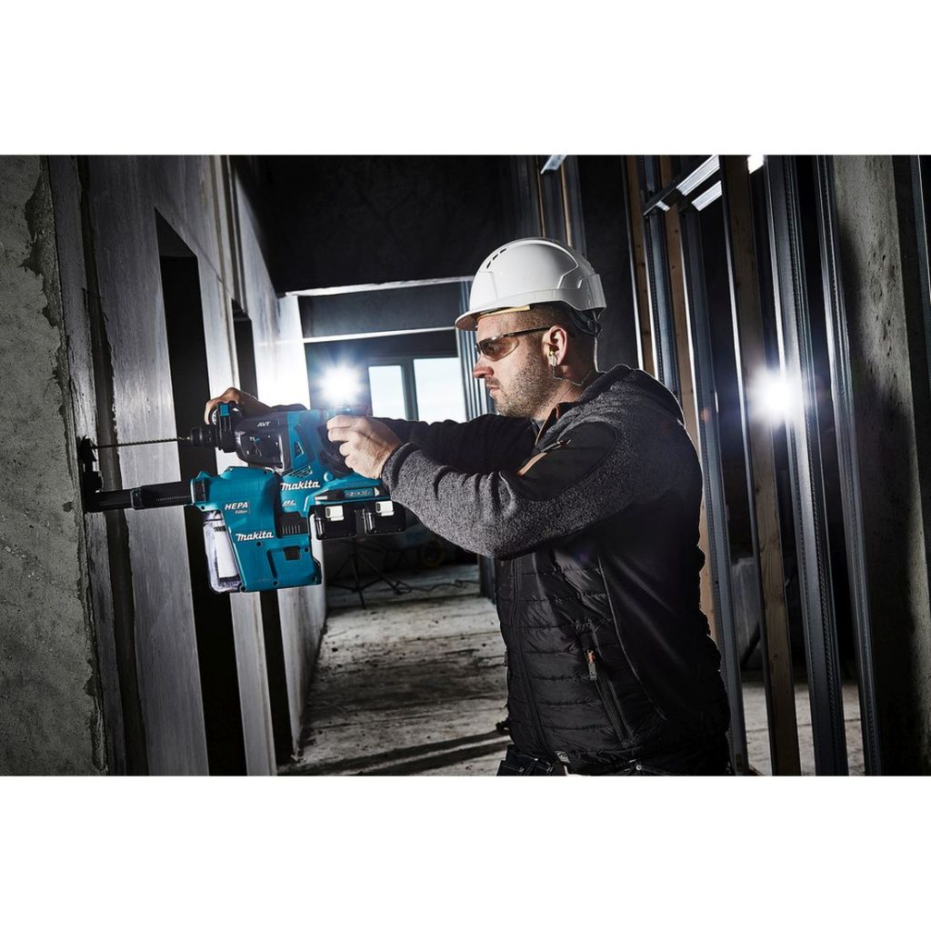 MAKITA Poravasara LXT. Kuvassa henkilö poraamassa betoniseinään reikää Poravasara LXT:n avulla.