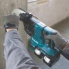 MAKITA Poravasara LXT. Kuvassa henkilö poraamassa reikää betoniseinään Poravasara LXT:n avulla.