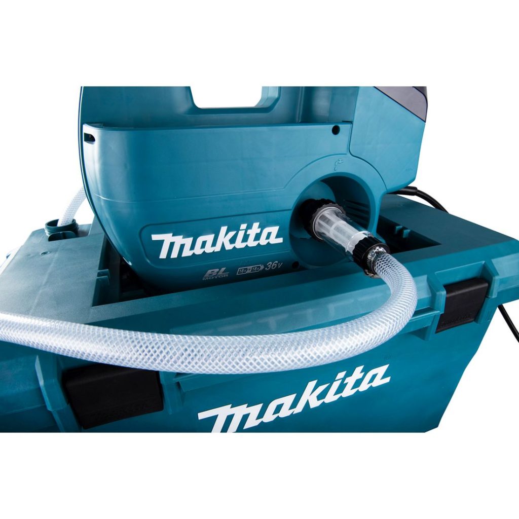 MAKITA Painepesuri LXT. Lähikuvassa Painepesuri LXT kiinnitettynä vesisiäiliöön.