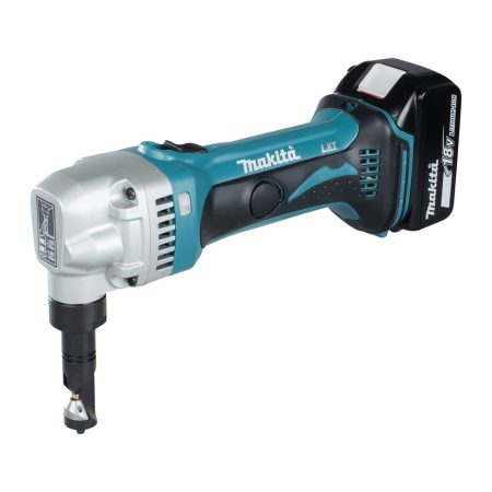 MAKITA Nakertaja LXT. Kuvassa Nakertaja LXT oikealta etuyläviistosta.