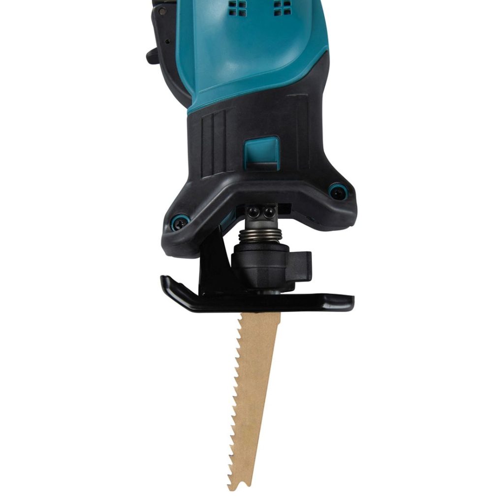 MAKITA Puukkosaha LXT. Lähikuvassa Puukkosaha LXT:n terän pikakiinnitys sivustapäin.